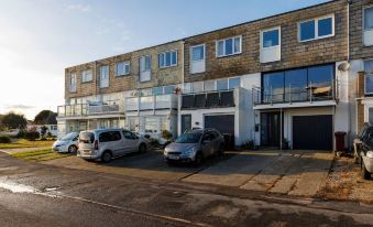 Beautifully Refurbished 4-Bed Beachside Retreat