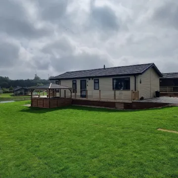 Pet Friendly 2-Bed Luxury Lodge in Routh w/ Hottub