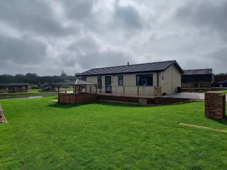 Luxury 2-Bed Lodge in Routh, Hottub & Pet Friendly