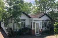 3 Bed Cottage Retreat - Private Garden & Parking