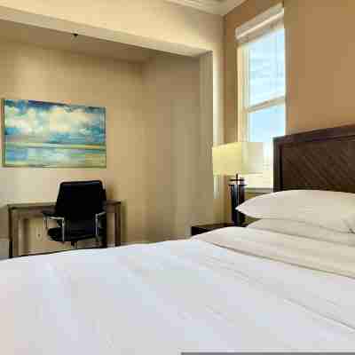 NEW Chic 2BR Stay With Heated Pool Gym Mini Golf Rooms