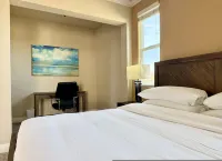 NEW Chic 2BR Stay With Heated Pool Gym Mini Golf