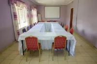 Parkview Safari Hotel and Apartments - parkir