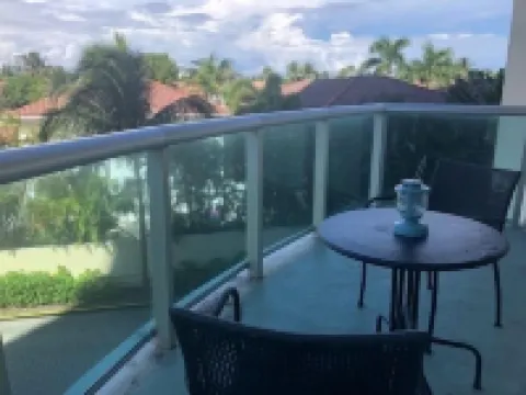 Modern 2 Bed, 2 Bath Gem in Sunny Isles – Prime Location on Collins Ave!