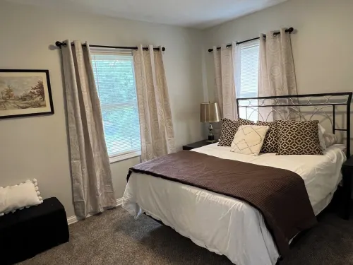 Irish Haven! Spacious 5-bedroom house with AC and WiFi! Walk to Notre Dame!