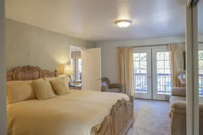5 Star Comfort & Fun for everyone, 15 min to ski & lake. H.Tub, P.Tbl, LG yard