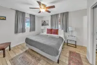 NEW! HUGE 5BR, Hot Tub, Mountain Views, Game Room with Arcade, Lawn Games, BBQ