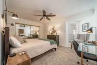 Sophisticated 2BR Lake Condo "The Oar" with open channel views of Lake Hamilton