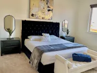 Luxury 5-Bed 3-Bath w Gym, Office, Game Room & EV Charger アンテロープのホテル