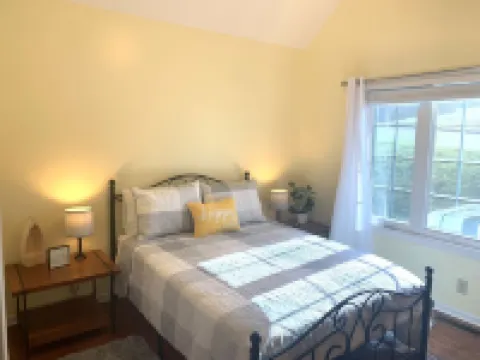 Waterview Retreat - In town convenience with beautiful Lake & Mountain Views