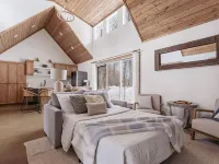 New Cozy 2BR 2Bath Waterfront Cabin! Firepit, Porch, Games, Stunning Sunset