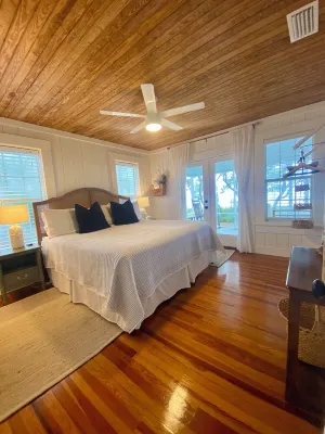 Hidden Gem of St. Teresa Beach, Fl - 2/2 + bonus room