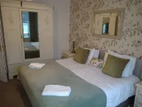 5 Bedrooms Sleeps 10-12 Free Wifi & Parking Garden