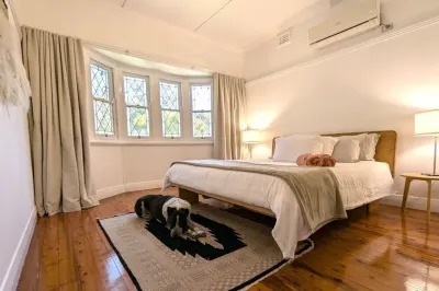 NEW listing - Charming 2-bedroom house with WiFi and AC in Kotara 웨스트필드 코타라 주변 호텔
