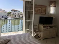 Very close to the medieval city of Aigues-Mortes, marina, with swimming pool Hotels in Aigues-Mortes