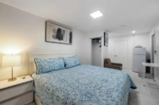 Deluxe studio in fabulous Miami Gardens with a nice King Bed, AC, Wi-Fi 마이애미가든 호텔