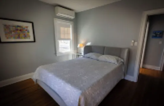 Sunny upstairs 1-bedroom apartment with AC, WiFi in charming Minneapolis