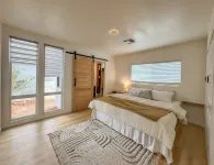 Steam and Rainfall showers, Chef's kitchen, king beds, 75 inch TV Kohl's El Centro附近的飯店