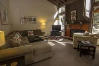 Taos Ski Valley/3 Bdrm/Sleeps 8/Directly Next Door To The Children's Ski School