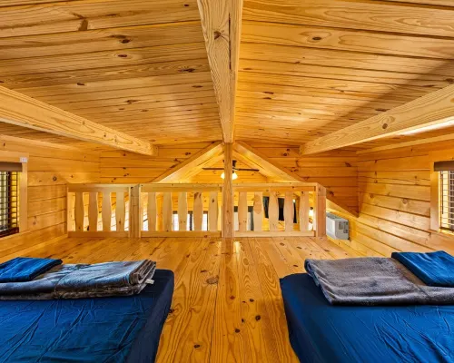 Barnwell Mountain Cabins #2: Cabin/Tiny Home w/ loft in Gilmer across from BMRA Hoteles en Condado de Upshur