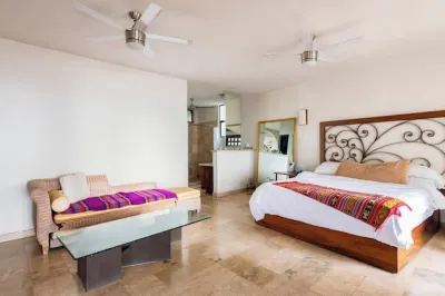 Huge Puerto Vallarta Penthouse 10 min to Beach. Nestled in the Hills / Jungle! Hotels in 