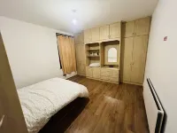 king size room in well decorated flat