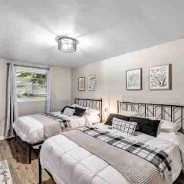 Titletown Retreat! Less than one mile to stadium. Rooms