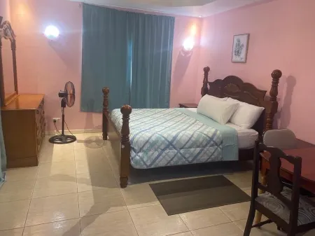 Spacious self contained room with wifi, a kitchenette and jacuzzi
