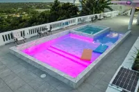 Island Castle Rentals - Saltwater Pool & Hot Tub- Lovely 3 Bedrooms Hotels in Northwest