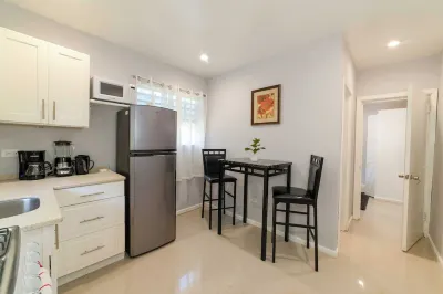 Stylish 1-bedroom apartment in delightful Buckleys with WiFi, AC 酒店