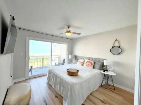 BEACHFRONT:3 BR, 2 Full BA, Renovated, Beach Access , BBQ, Pool, Sleeps 9