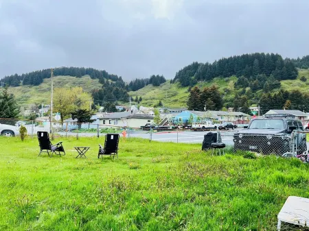 Only 5 minute walk to Downtown and attractions! Explore Alaska