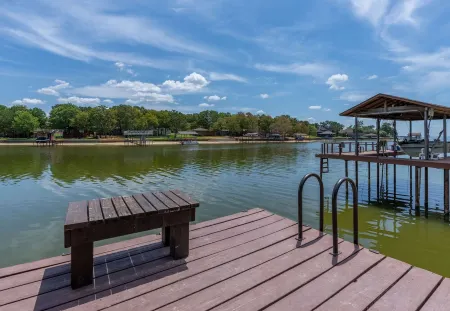 Water Front Lake Cabin Pet Friendly and FREE Paddle Boat and Kayaks!