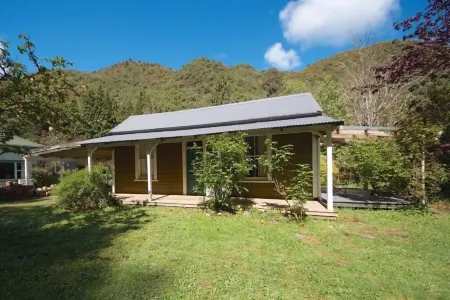 Charming older style cottage . Отели в г. Блэкс Пойнт