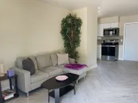 Just renovated modern king bedroom unit 2 miles from 5th ave