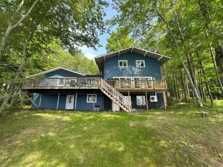 6 bedroom Cottage in Manistee on Lake Michigan. Stairs to private beach