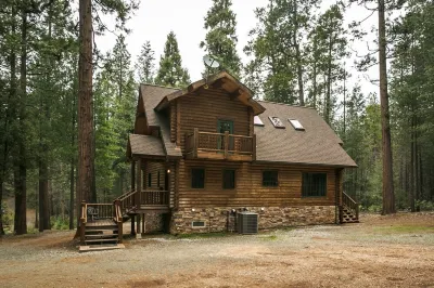 Unique, Secluded, Luxury Log Cabin in the Gold Country w/EV Charger Отели рядом с достопримечательностью «Блэк Часм Каверн Нешнел Нэчурал Ландмарк»