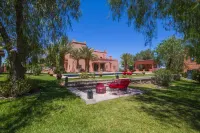 600m2 oriental palace with swimming pool, quiet location. Hotels in 