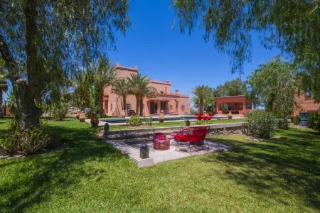 600m2 oriental palace with swimming pool, quiet location.