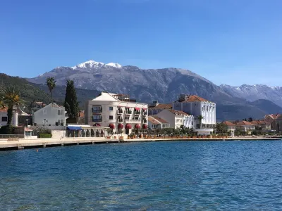 LUXURY STONE VILLA, INFINITY POOL, STUNNING SEA & MOUNTAIN VIEWS OVER BOKA BAY Plavi horizonti 주변 호텔