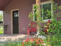 Themed Bear's Den Cabin__nestled in the pines minutes outside of Glacier Park. 科勒姆住宿飯店