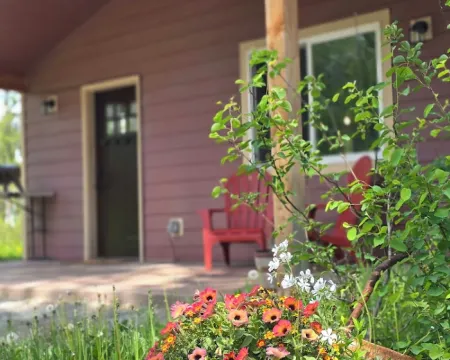 Themed Bear's Den Cabin__nestled in the pines minutes outside of Glacier Park. Hotels in Coram