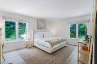 Springs Retreat: Fully Renovated Home, New Gunite Pool, Walk to Bay & Rita's Hotels in Springs