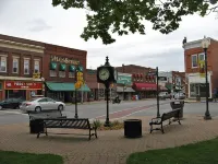 Balcony/Patio/ Separate Fenced Yard + Beach, Park & Downtown+close to Chicago Hotels in Chesterton