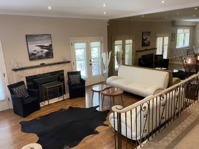 cozy bungalow Hotels in Etobicoke