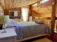 Broadwing Farm Cabins -Pine Cabin- Hot Tub with Mineral Water