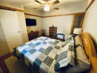 Pets/Kids love the Jacuzzi @ Large Lakeside Cabin