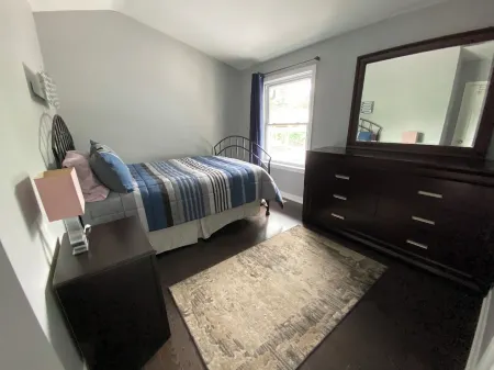 BOOK NOW!! King bed! Entire Home! Perfect location. 5 star accommodation!!