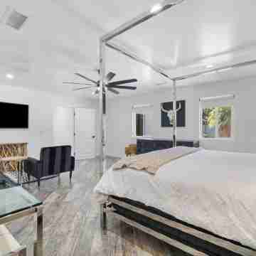 The Compound: 2 Houses, 6 BR/4BA, Pool, Spa, Ping Pong, Pool Table, Events! Rooms