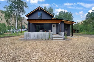 Ranch Retreat a mile from Warm Springs Base Lodge; New home just under an acre Отели рядом с достопримечательностью «Ketchum Overlook»